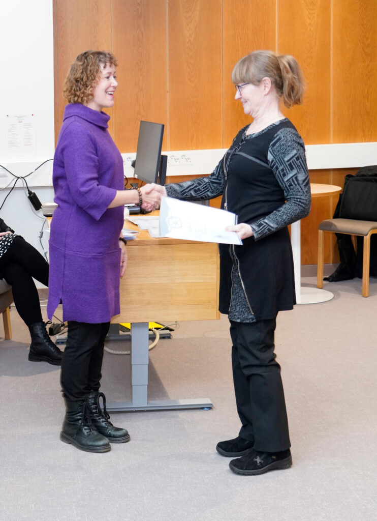 Sari Sandberg congratulates Helena Karhu from Lisalmi Camera Club (photo: Heikki Arola)